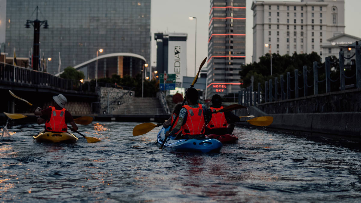 Kayak de nuit et coucher de soleil sur le canal du bord de l’eau